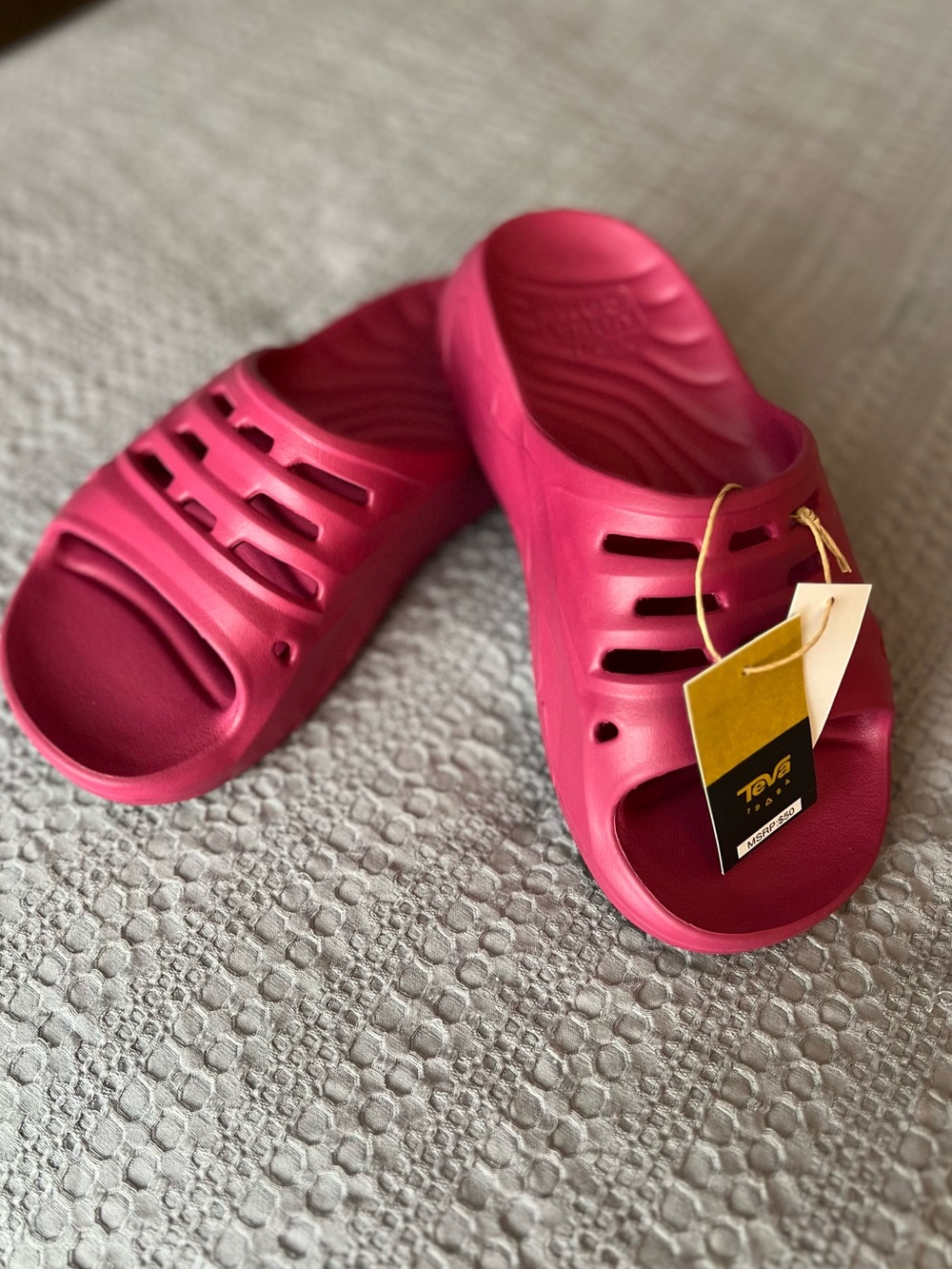 NWT Teva ApreTrail Slides in Cherries Jubilee Pink - Size 8
